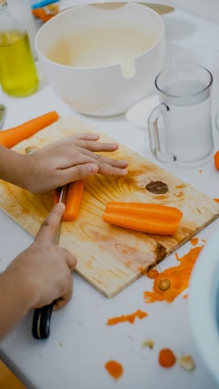 Feeding fresh carrots to your pug as treats